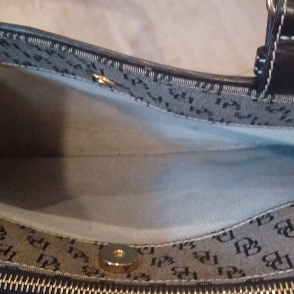 Classy Dooney & Bourke Signature Shoulder Bag - Picture 9 of 16
